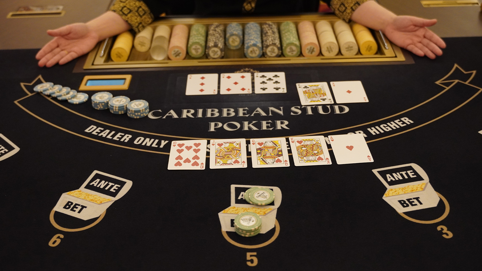 Bàn xì tố Caribbean Stud Poker tại Corona Resort & Casino Phú Quốc