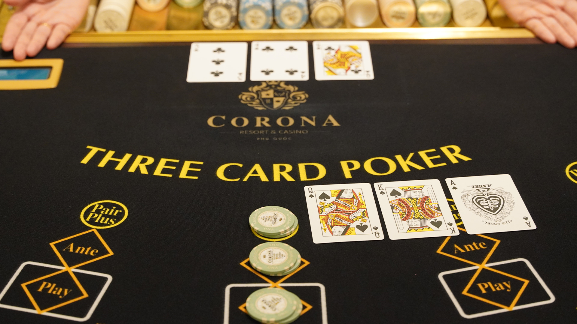 Bàn xì tố ba lá Three Card Poker tại Corona Resort & Casino Phú Quốc