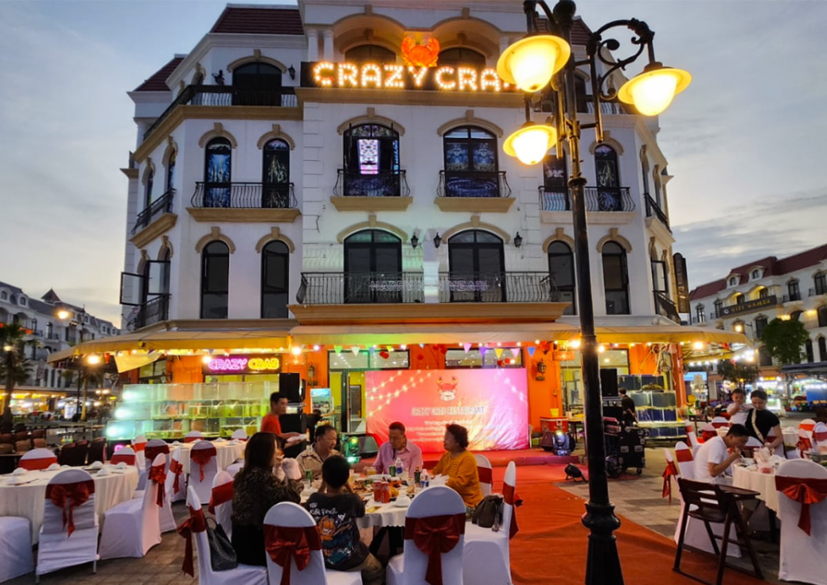 Nhà hàng Crab Crazy với không gian rộng rãi, sang trọng với những món ngon hải sản độc quyền