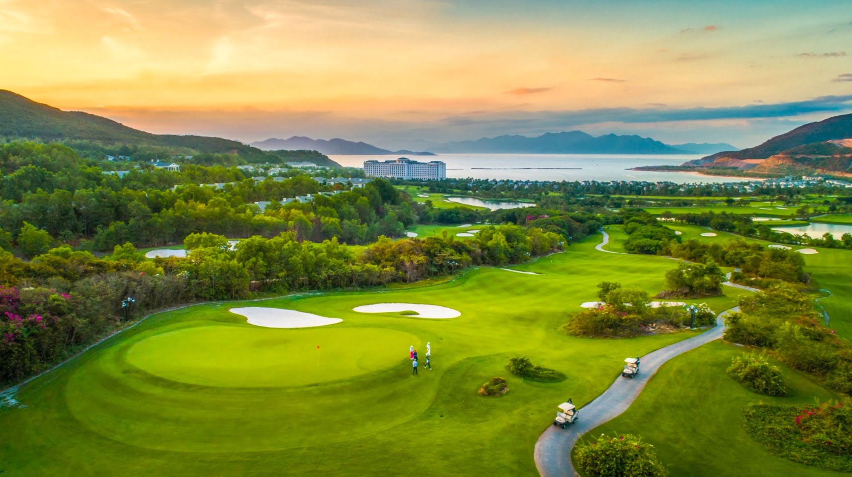 Toàn cảnh sân golf 18 lỗ tuyệt đẹp tại Vinpearl, thuộc tổ hợp Corona Resort & Casino