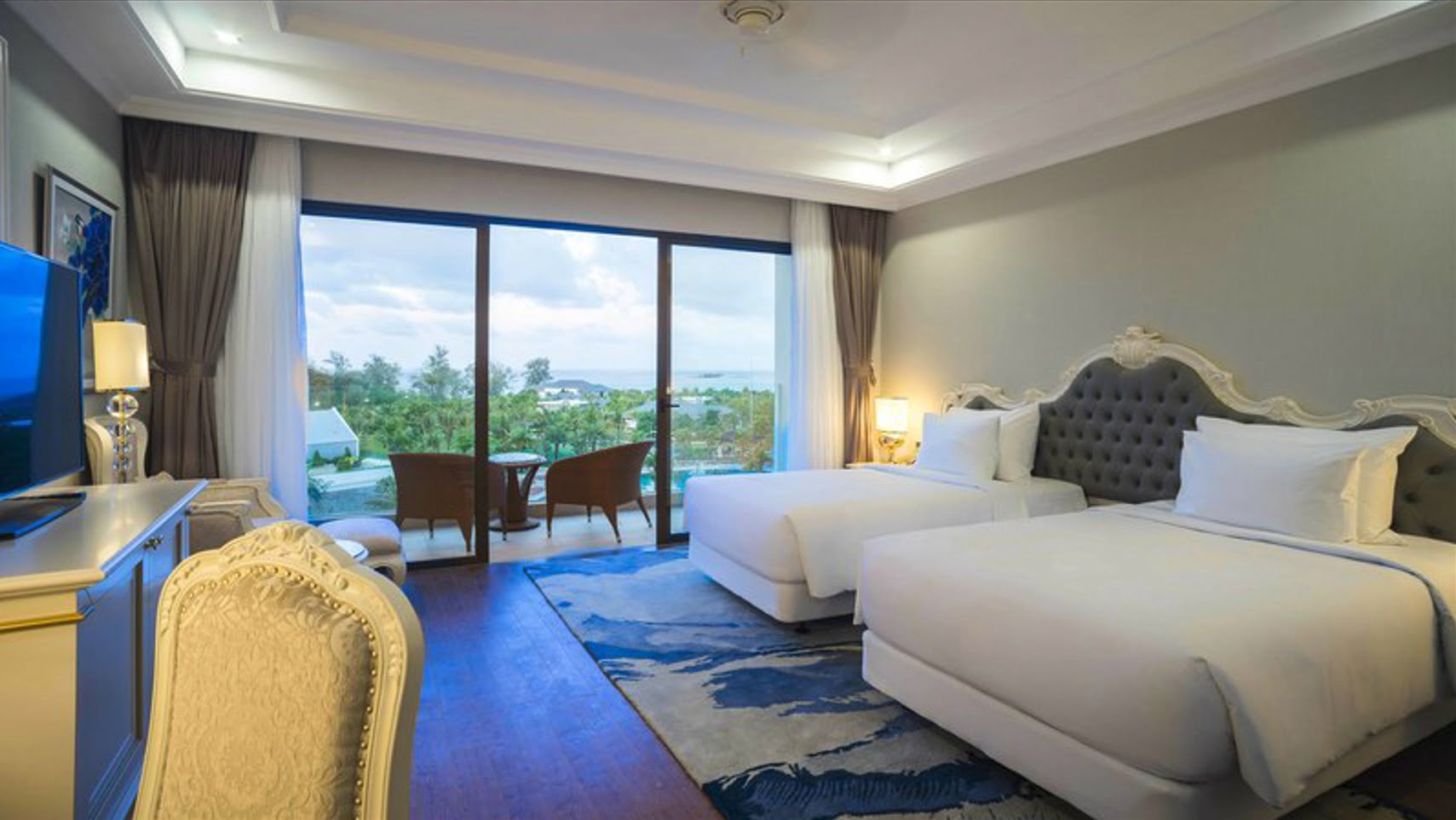 Bên trong không gian tiện nghi, sạch sẽ tại Radisson Blu Resort Phú Quốc