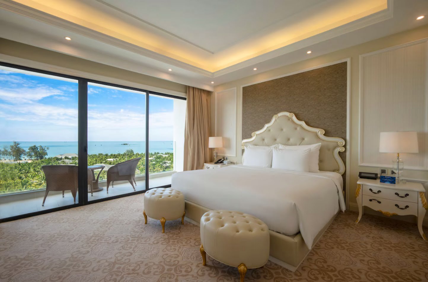 Không gian phòng ngủ với view hướng ra biển tại Radisson Blu Phú Quốc