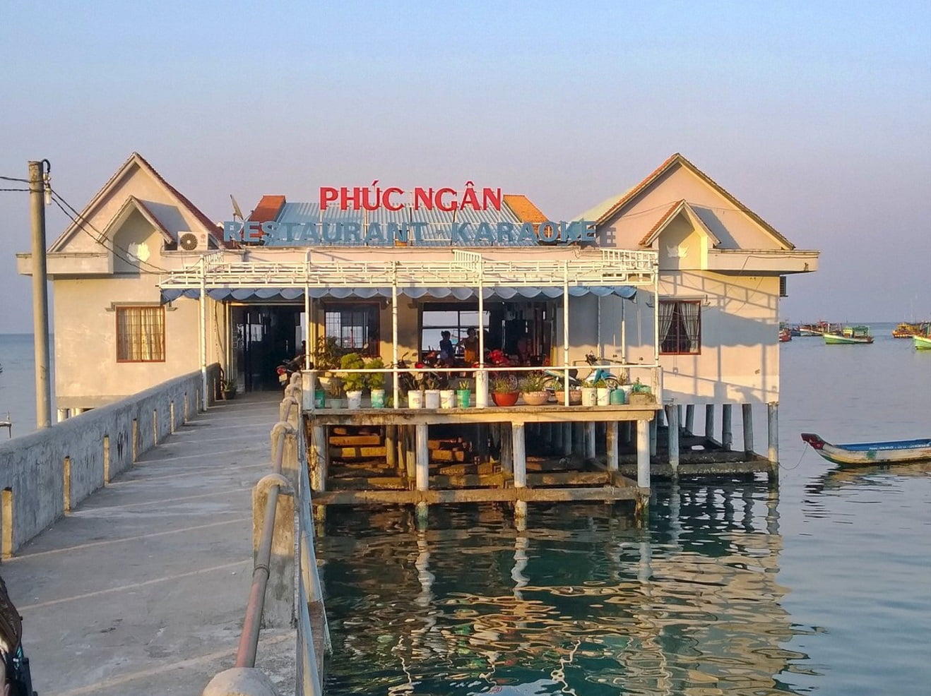 Nhà hàng nằm ngay trên biển với tầm nhìn cực thoáng đãng gần Corona Casino Phu Quoc