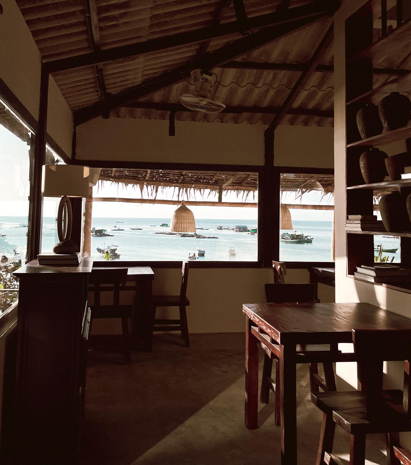 Vừa thưởng thức món ăn vừa ngắm biển sẽ là trải nghiệm tuyệt vời gần khu vực Corona Casino Phu Quoc