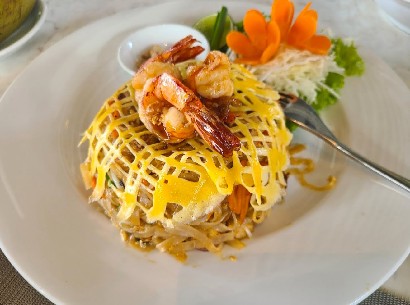Pad Thái phủ trứng hấp dẫn tại nhà hàng gần Corona Casino Phu Quoc