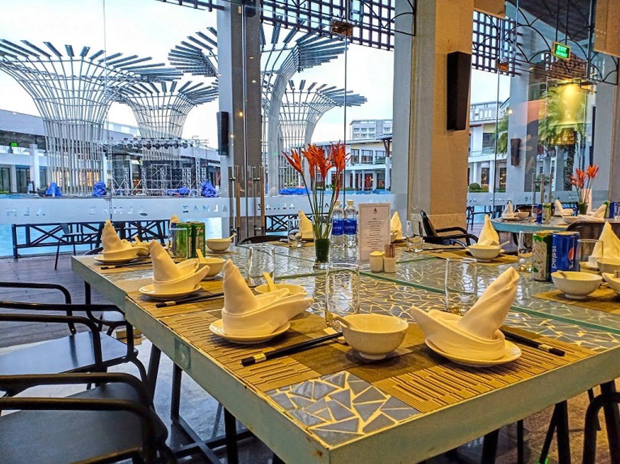 Nội thất sang trọng cùng view tuyệt đẹp, đặc biệt khi về đêm gần Corona Casino Phu Quoc