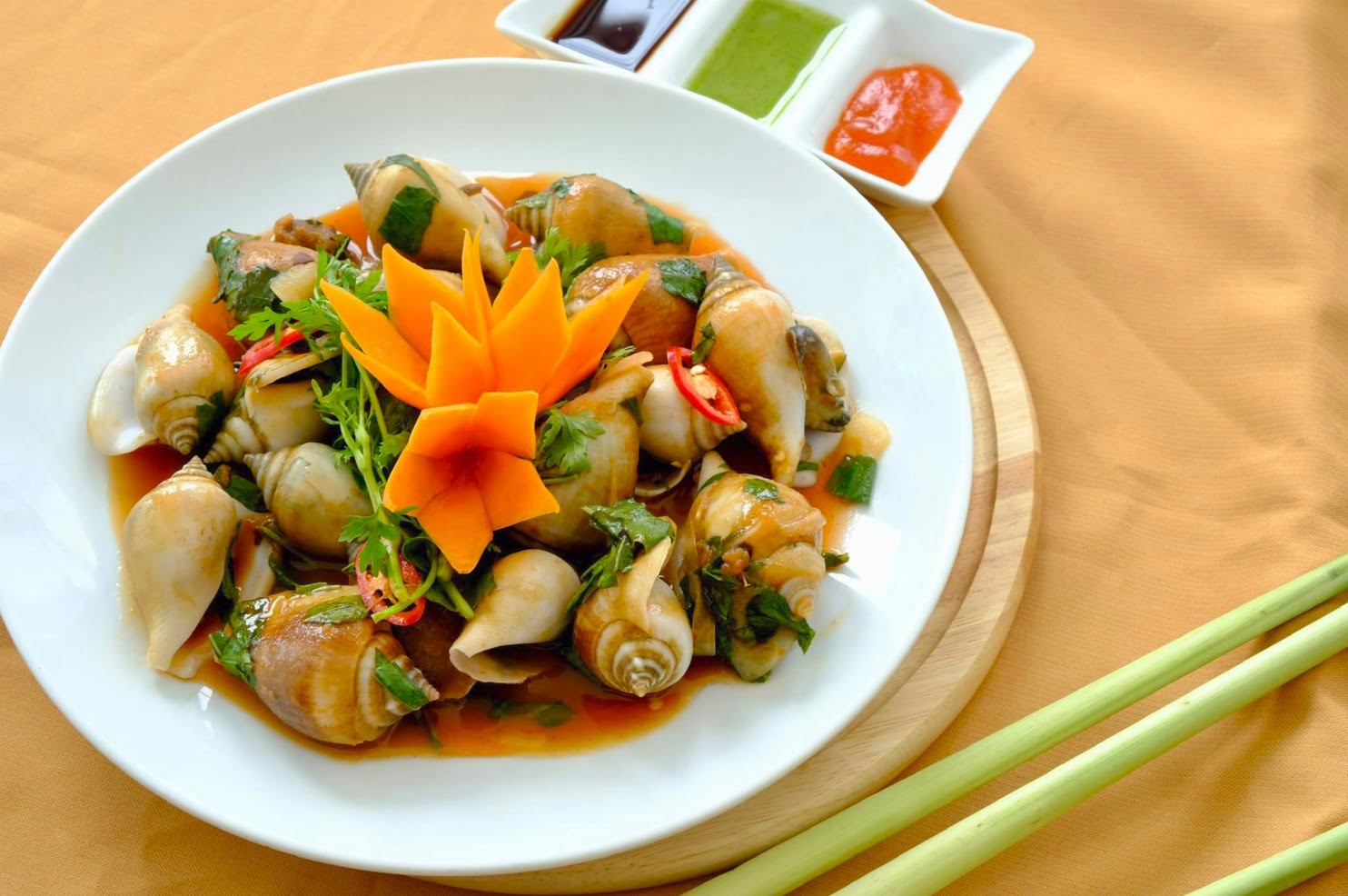 Ốc xào hành là một trong những món ăn nên thử khi đến Dila gần Corona Casino Phu Quoc