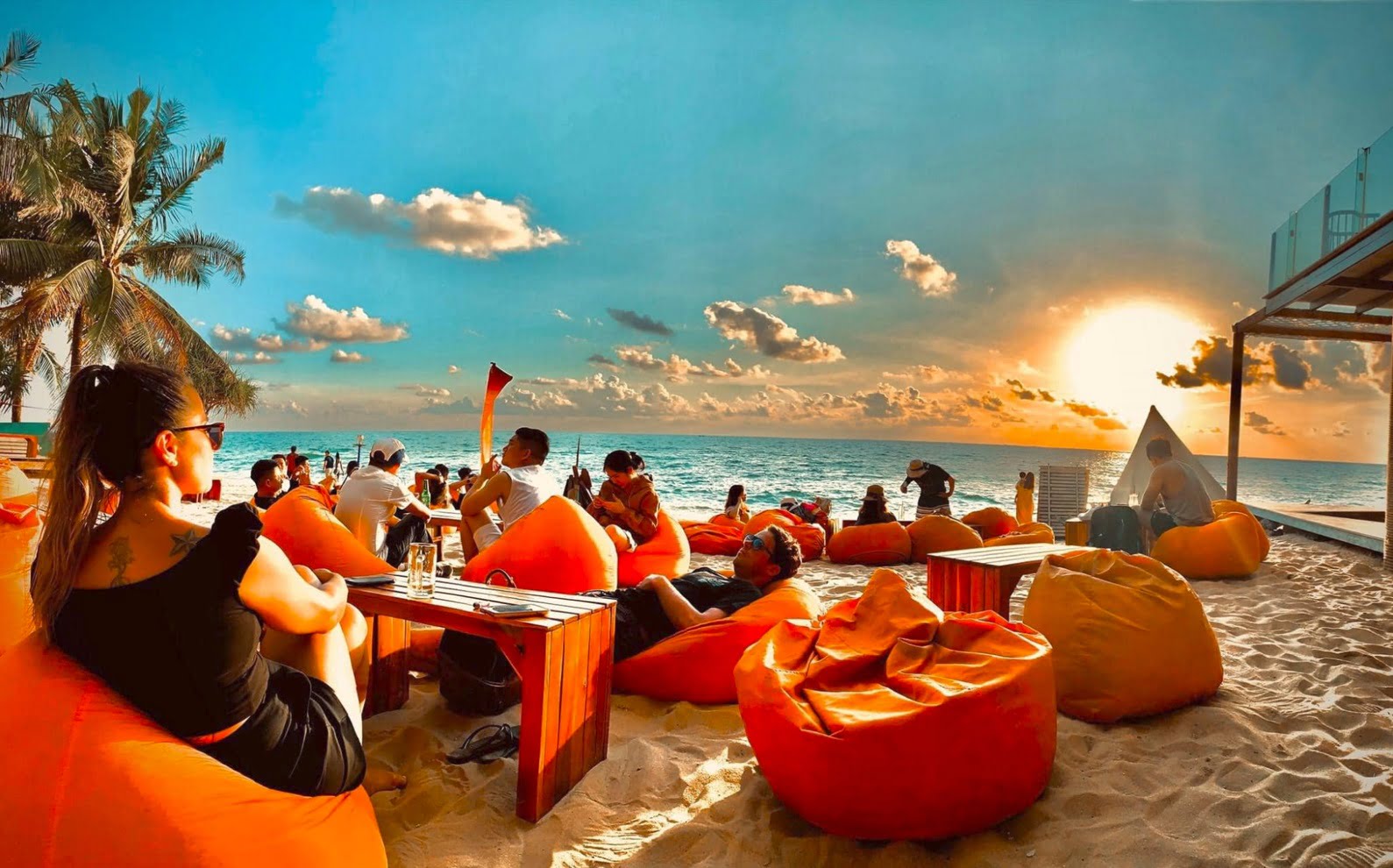 Ocean Beach Bar & Club là một quán bar với không gian mở ngay tại bãi biển