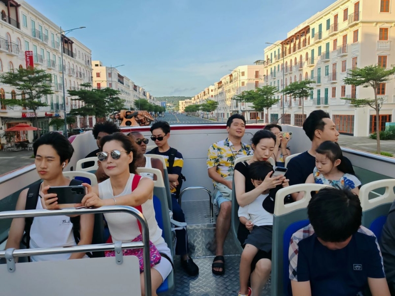 Du khách đi xe bus Sun World miễn phí di chuyển tiện lợi từ Bắc đảo đến Cầu Hôn và các khu vực gần Corona Casino Phú Quốc