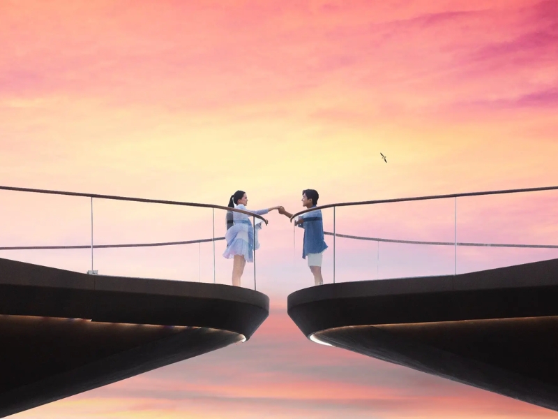 Cặp đôi check-in chào đón hoàng hôn tuyệt đẹp tại Cầu Hôn Phú Quốc khoảnh khắc lãng mạn sau khi ghé thăm Corona Casino Phú Quốc