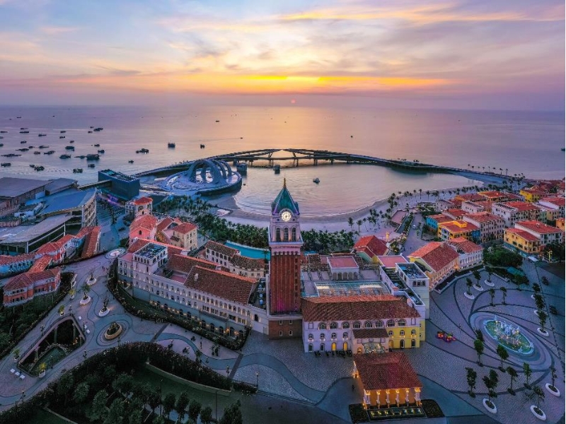 Kiến trúc Sunset Town rực rỡ sắc màu Địa Trung Hải tạo nên không gian độc đáo cho du khách sau khi ghé thăm Corona Casino Phú Quốc
