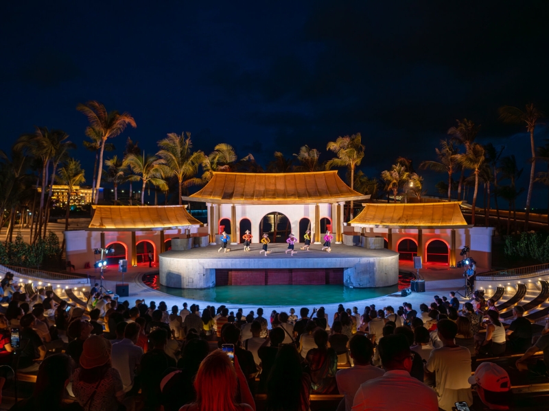 Du khách đắm chìm trong không khí huyền ảo của show Awaken Seashow một trải nghiệm giải trí đêm độc đáo ở Nam đảo gần Corona Casino Phú Quốc