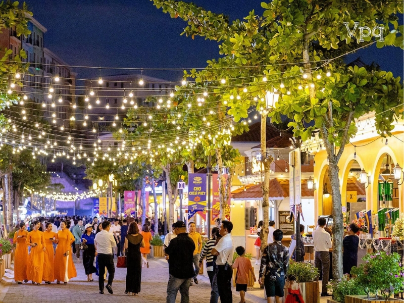 Du khách khám phá không gian sôi động đậm sắc màu và ẩm thực đường phố tại chợ đêm VUIFest gần khu vực Corona Casino Phú Quốc