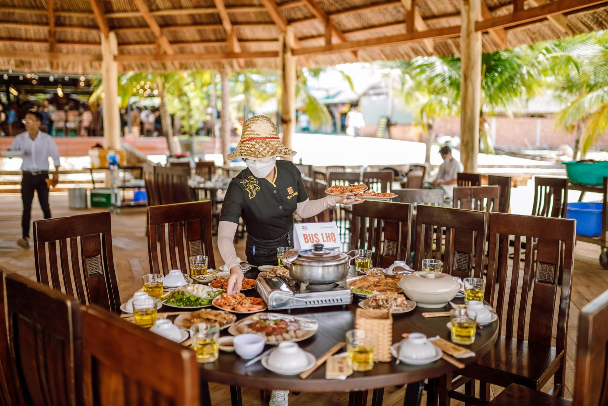 Bàn ăn đa dạng, được chuẩn bị chu đáo tại nhà hàng Chez Dugong