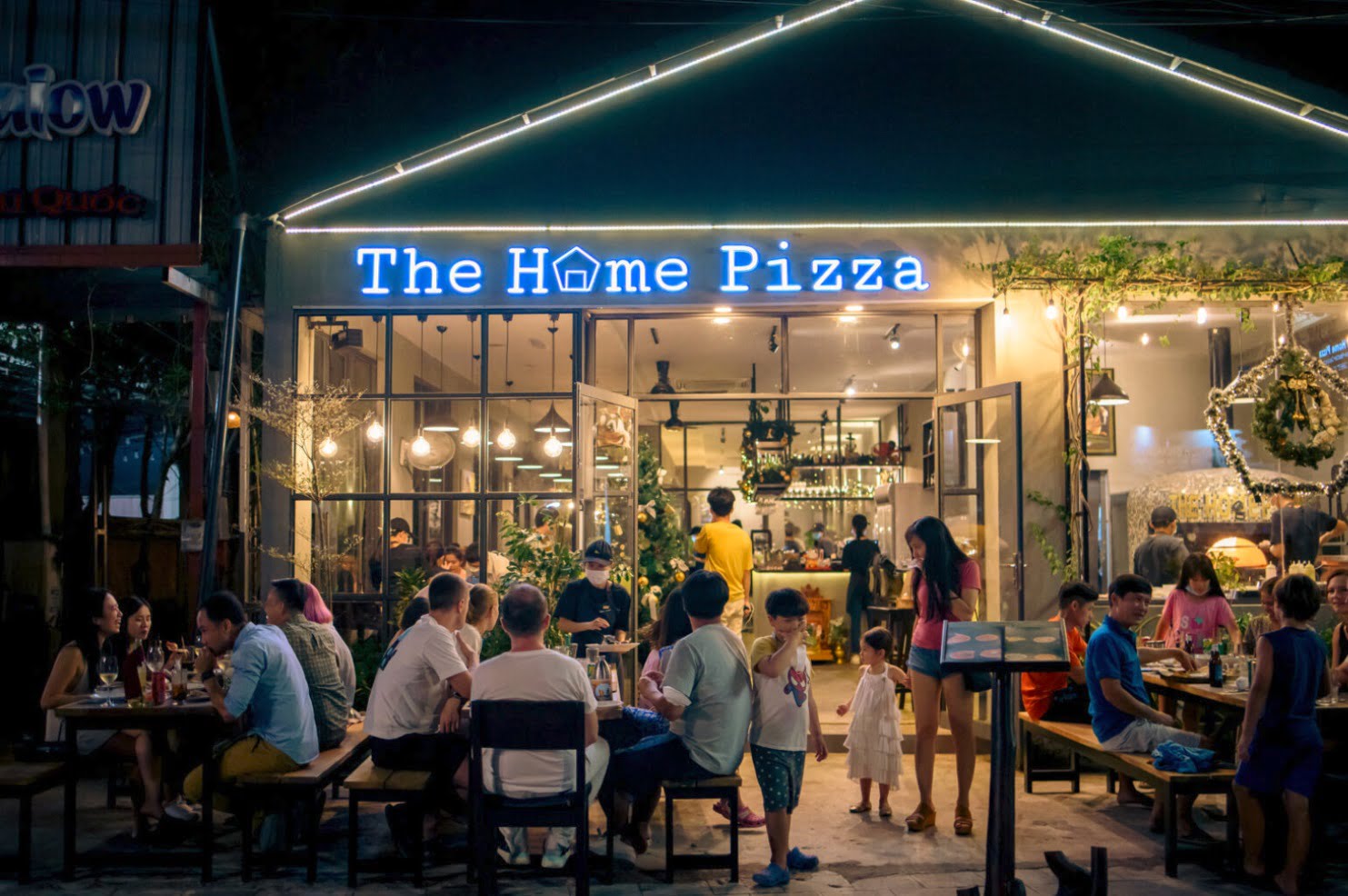 Không gian ấm cúng, hiện đại tại The Home Pizza