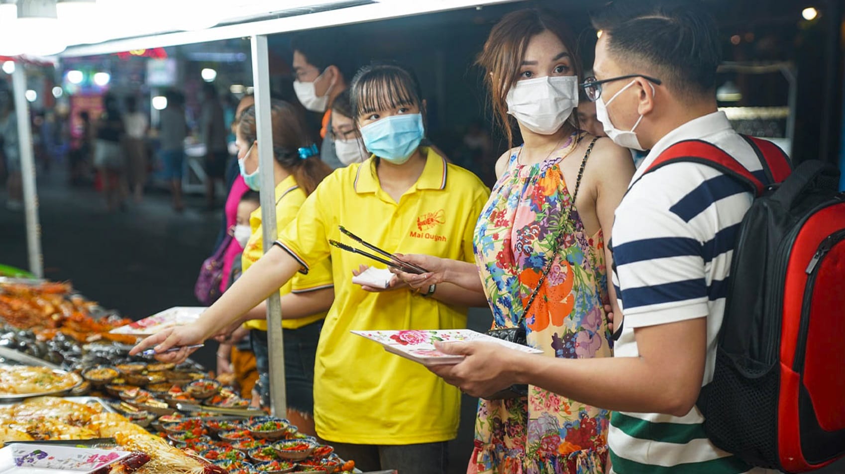 Chợ mở từ sáng đến đêm muộn mỗi ngày