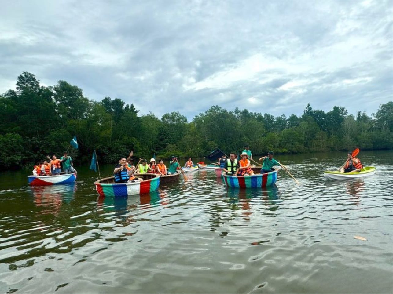 Trải nghiệm chèo thuyền thúng tại làng chài Cửa Cạn 