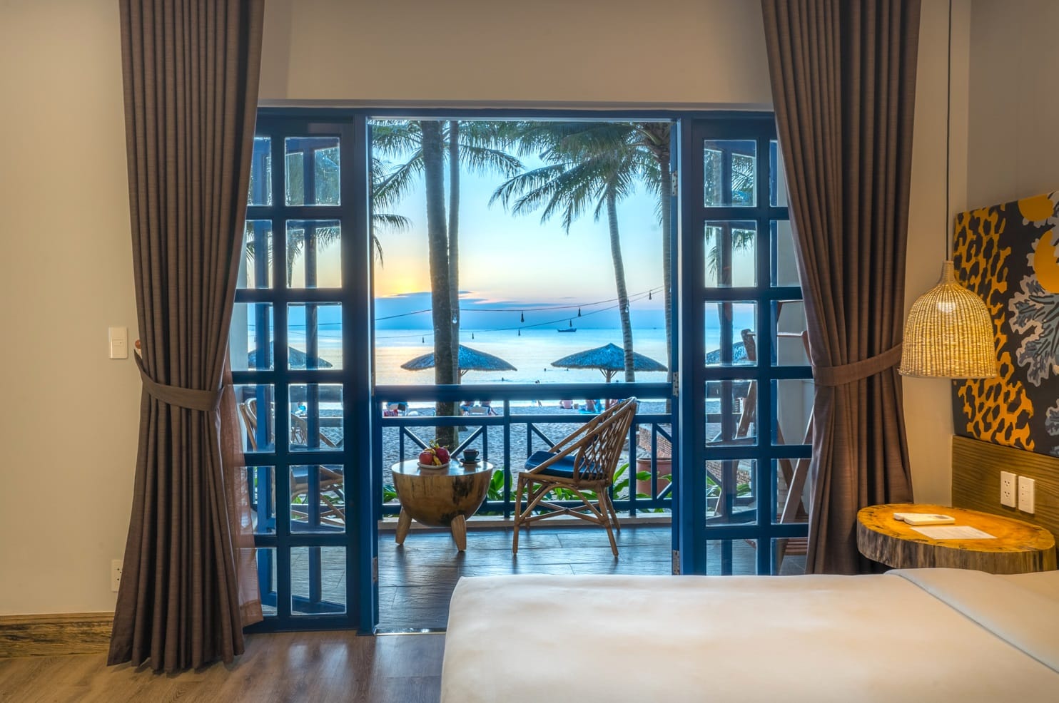 Phòng ngủ hướng biển với view cực xịn tại L'Azure Resort and Spa