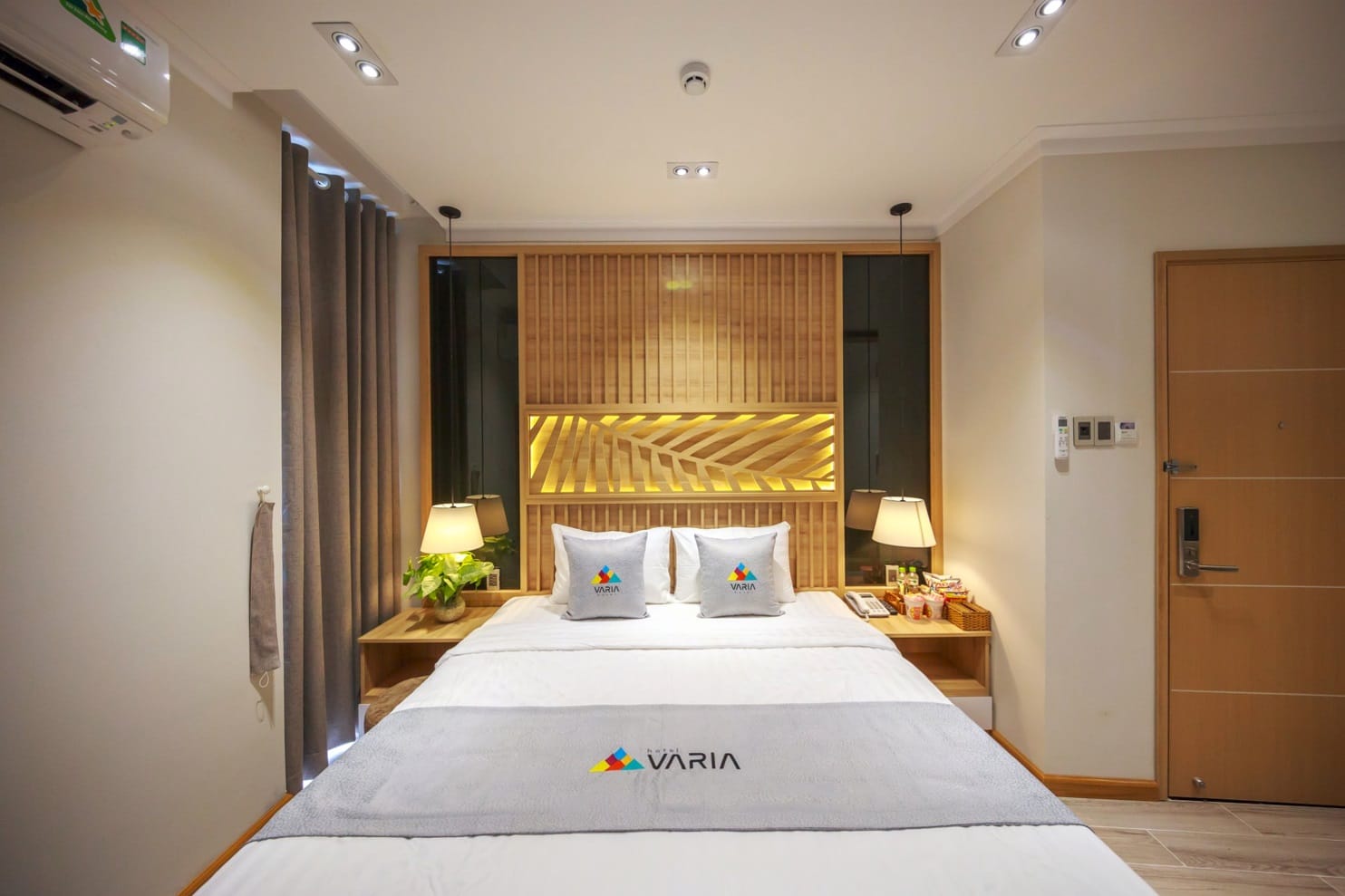 Không gian bên trong phòng giường đôi tại Hotel Varia