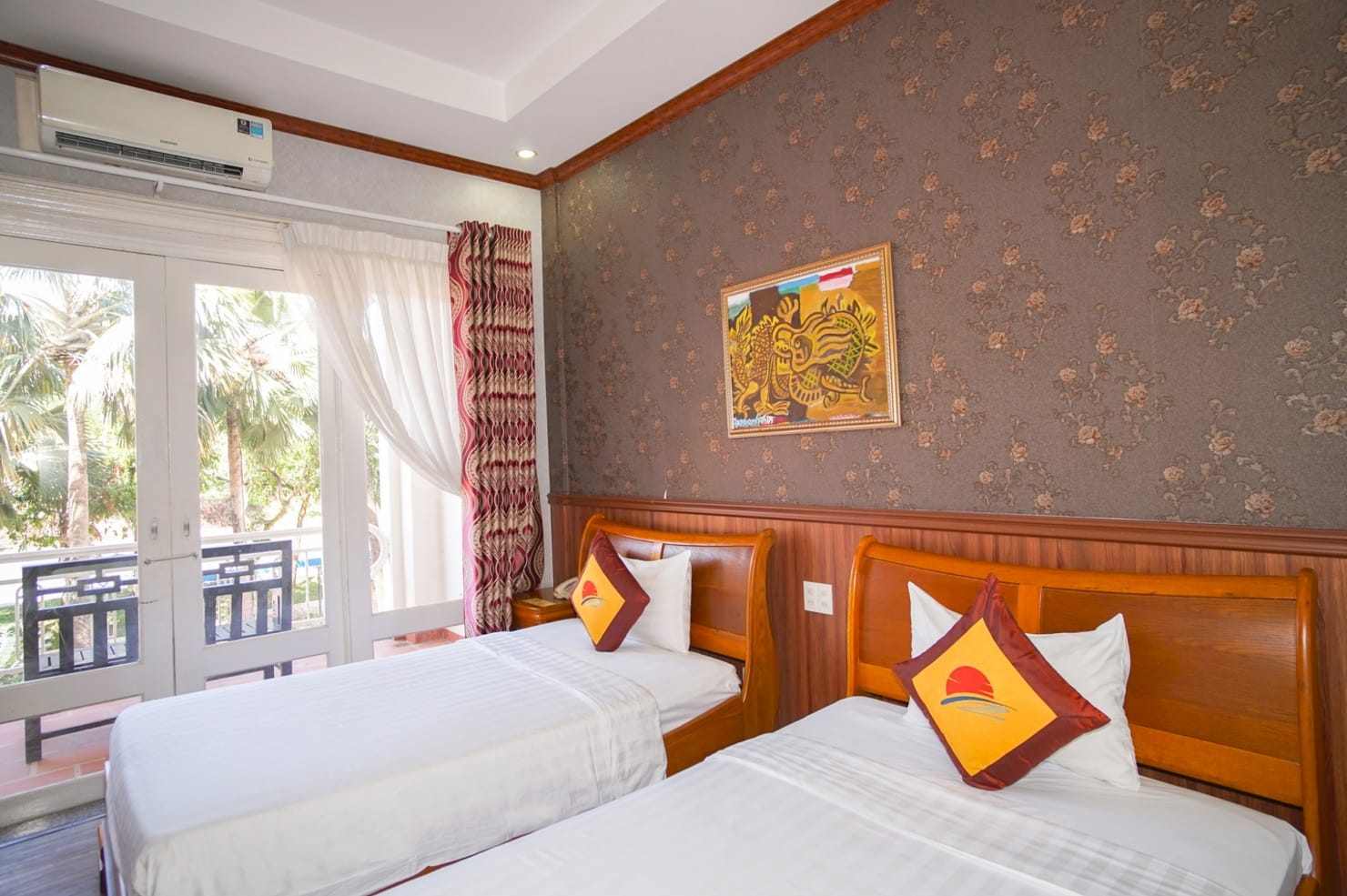 Không gian sáng sủa, sạch sẽ phòng 2 giường đôi tại Sun Việt Resort