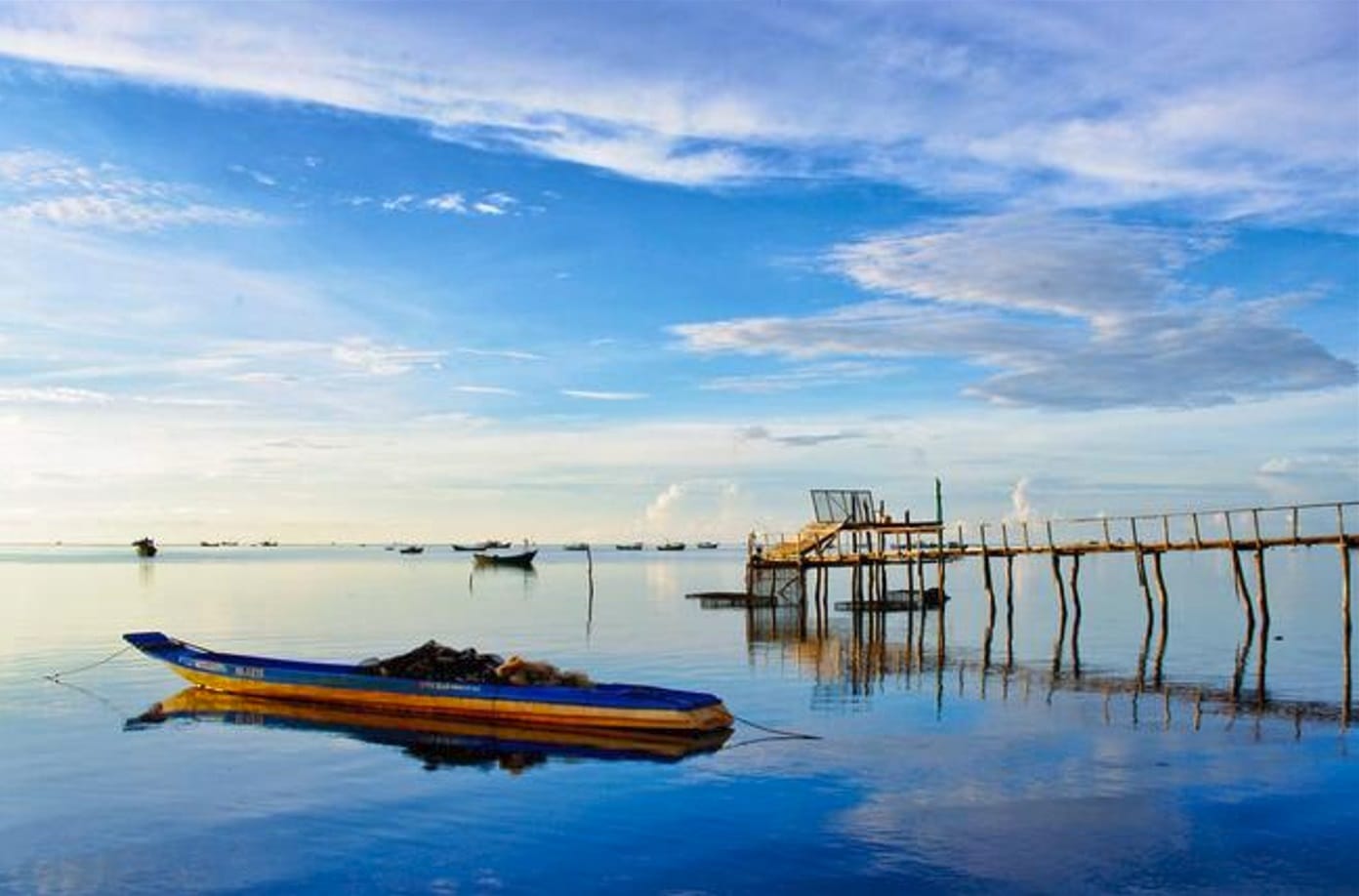 Cầu gỗ - biểu tượng của làng chài Hàm Ninh