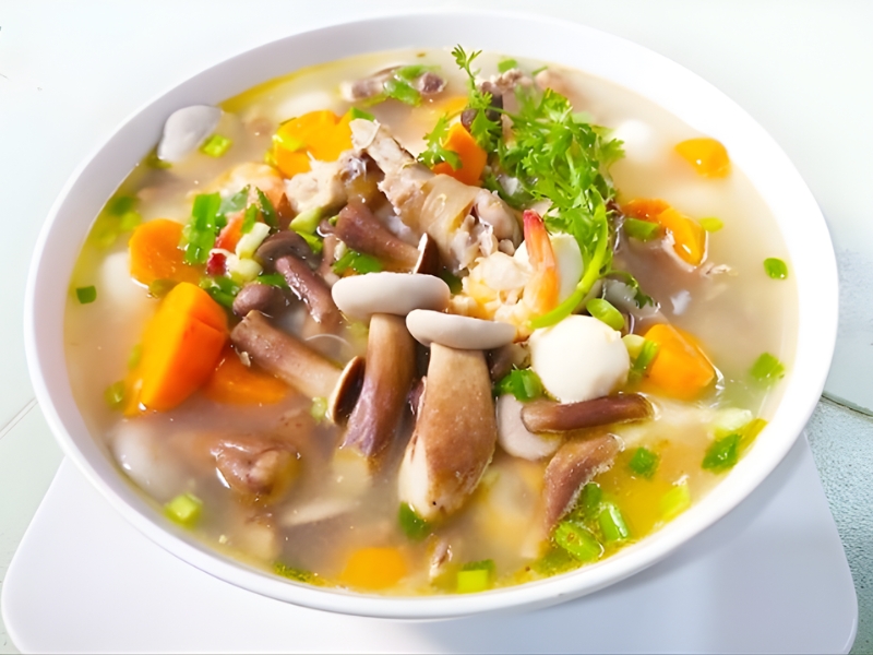 Bát canh nấm tràm hải sản nóng hổi là món ăn giải nhiệt giàu dinh dưỡng nên thử sau khi vui chơi tại Corona Casino Phú Quốc