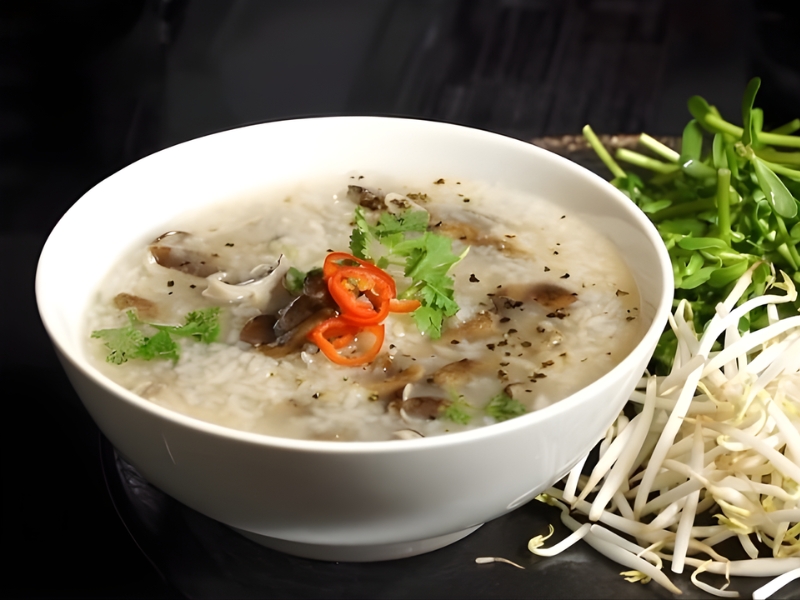 Món cháo nấm tràm có vị đắng dịu và ngọt thanh từ thịt nấu cùng là đặc sản ẩm thực nên thử sau khi vui chơi tại Corona Casino Phú Quốc