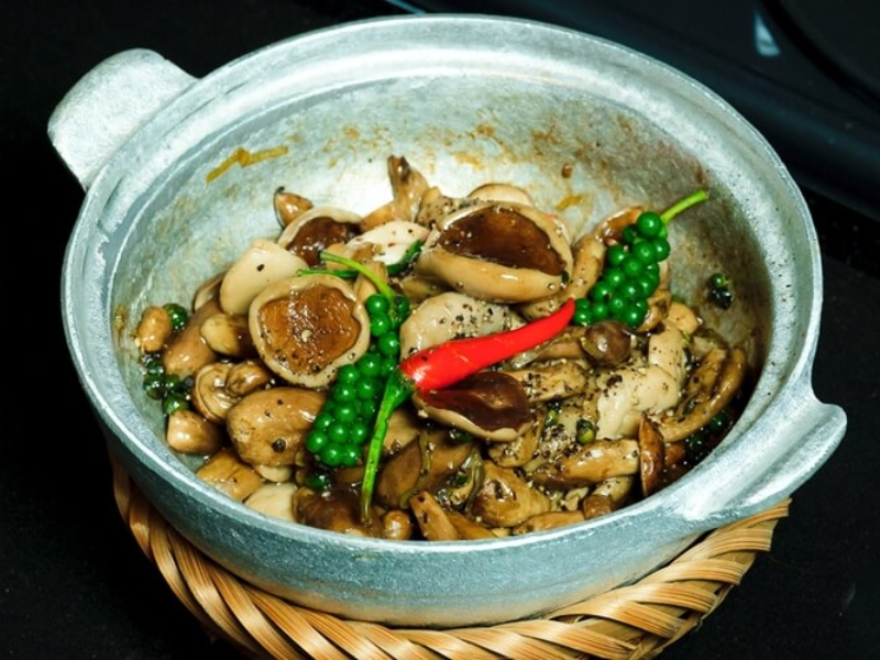 Du khách thưởng thức món kho nấm tràm tiêu cay nồng đặc trưng địa phương sau khi trải nghiệm dịch vụ tại Corona Casino Phú Quốc