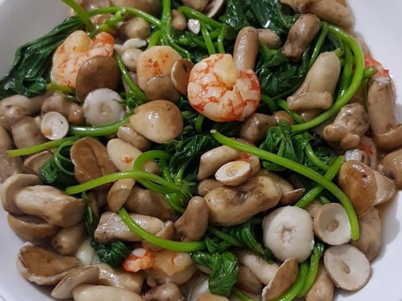 Du khách thưởng thức món canh nấm tràm giải độc thanh nhiệt là lựa chọn ẩm thực tuyệt vời khác với dịch vụ giải trí ở Corona Casino Phú Quốc