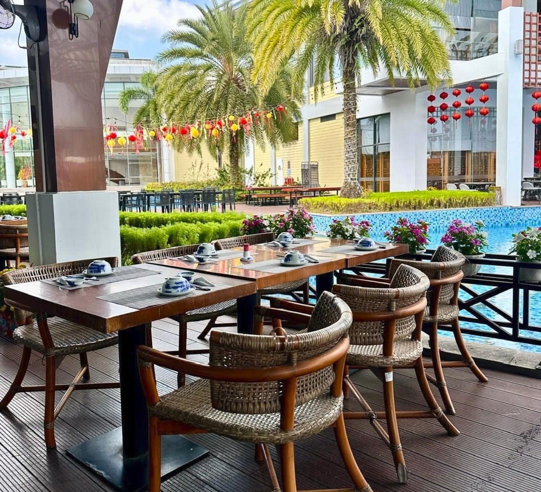 Breezy Outdoor Dining by the Pool