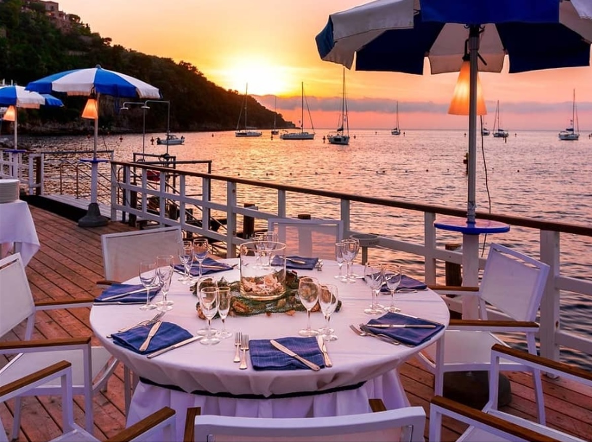 Sorrento Restaurant với không gian view biển có thể ngắm hoàng hôn tuyệt đẹp