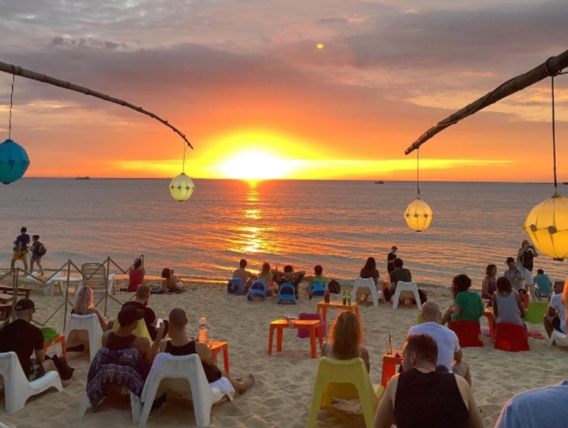 Rory’s Beach Bar thu hút đông đảo du khách đến ngắm hoàng hôn