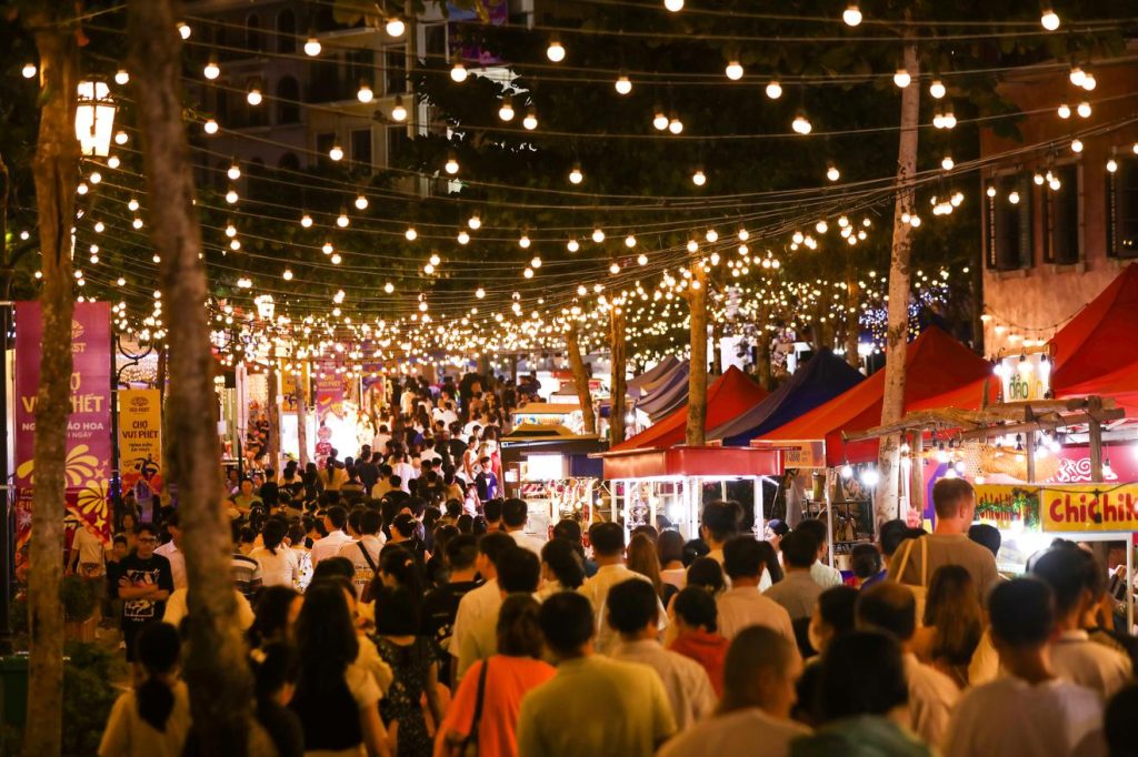 Du khách trải nghiệm mua sắm tại chợ đêm Vui Fest