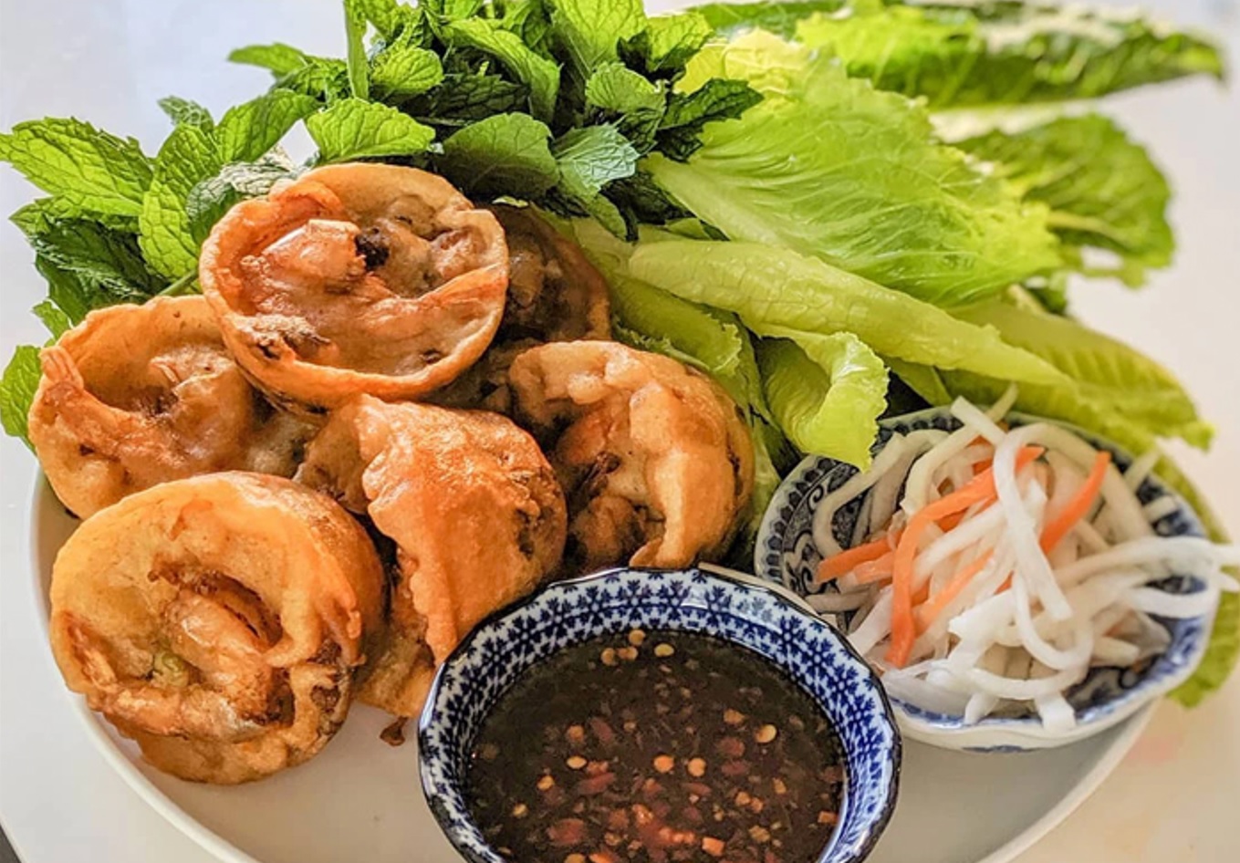 Bánh cống là món ăn vặt rất được ưa chuộng, đặc biệt vào mùa mưa