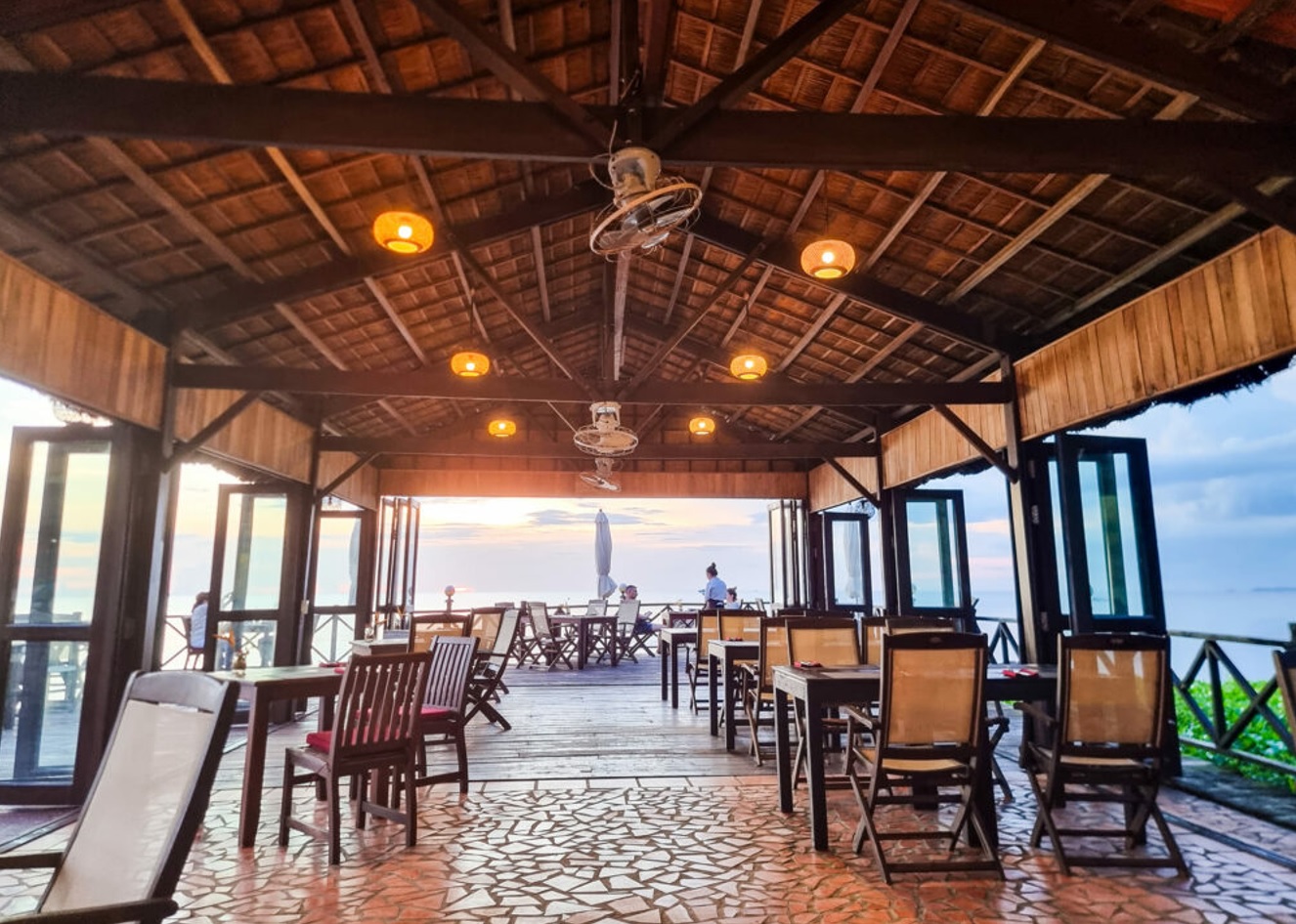 Eco Restaurant du khách thưởng thức món ăn phương Tây và châu Á phong phú