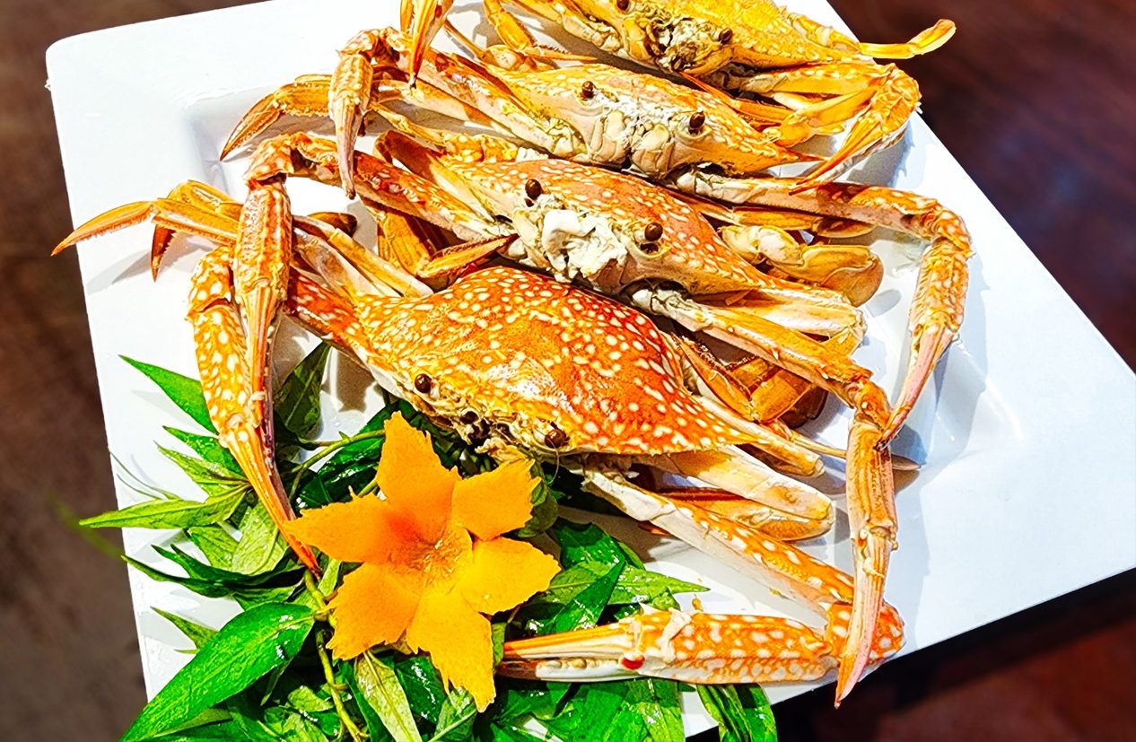 Không gian tiệc tùng ngay cạnh view hồ nước xanh ngát gần khu vực Corona Casino Phu Quoc