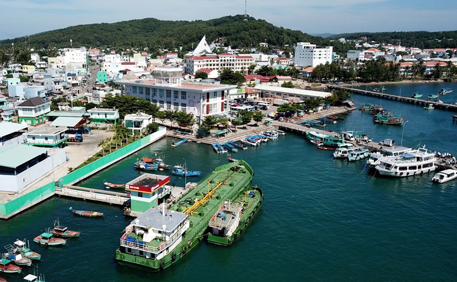 Cảng An Thới là nơi tập trung nhiều tàu, cano đưa du khách ra đảo