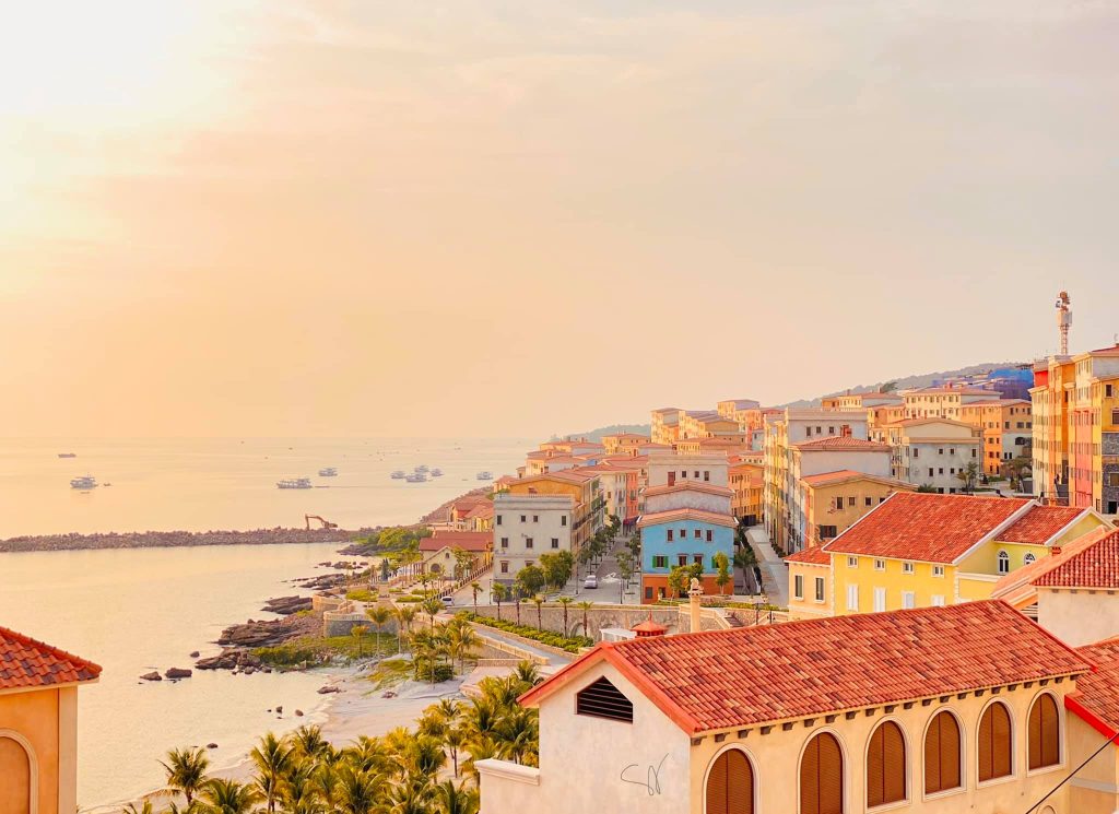 Sunset Town nổi bật với kiến trúc mang phong cách Địa Trung Hải đặc trưng