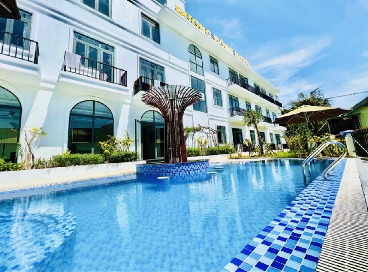 Dương Đông Hotel là có hồ bơi ngoài trời và đa dạng các loại phòng khác nhau