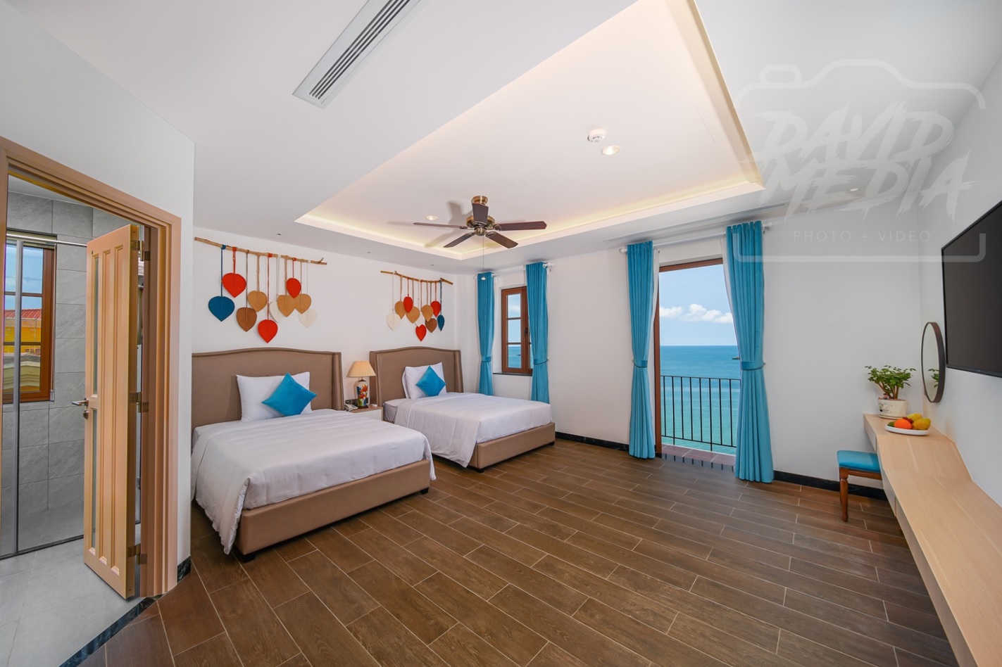 Phòng Ocean View không gian rộng rãi với 2 giường đơn và view trực diện biển