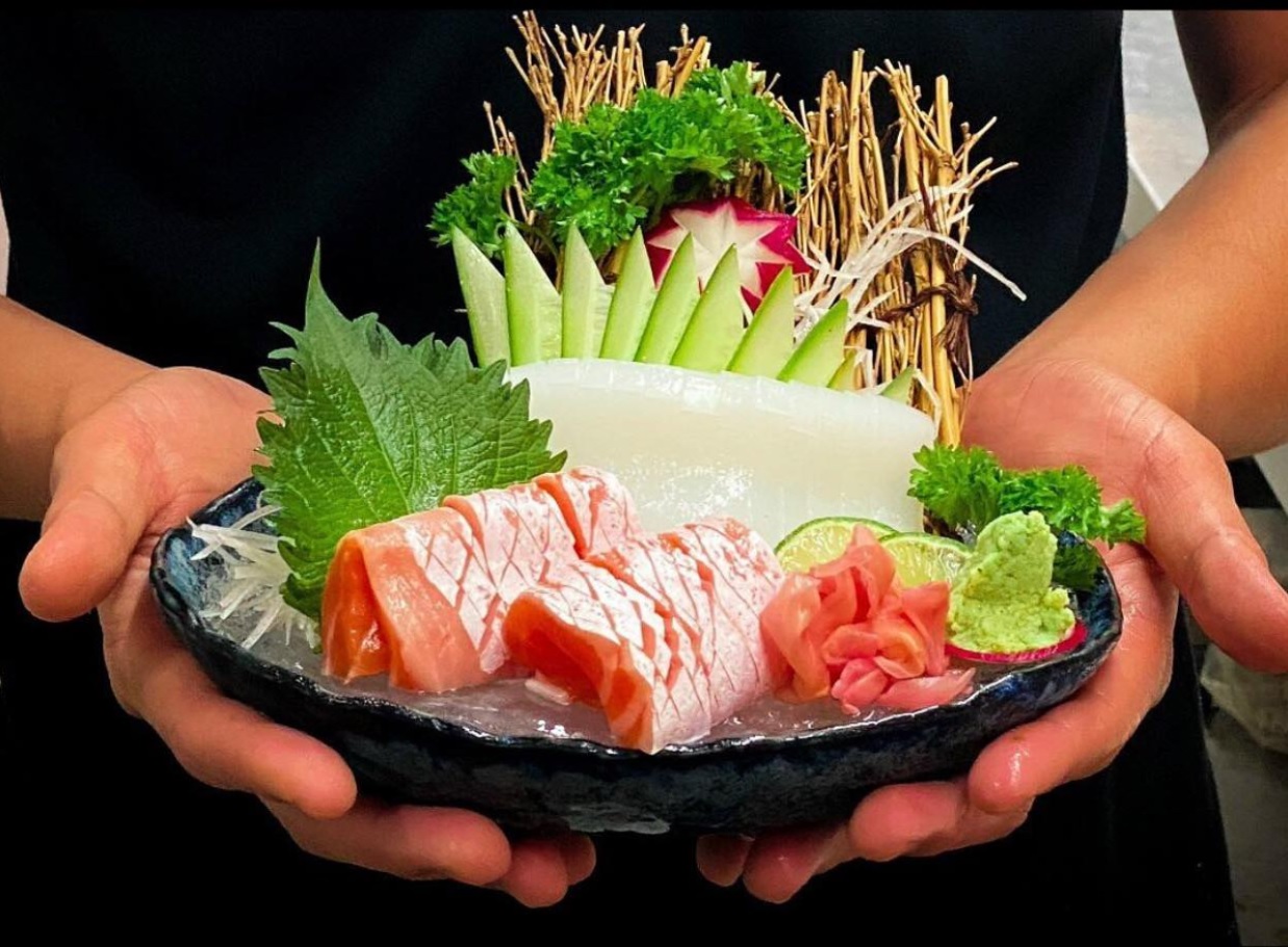 Món sashimi tươi sống được bày trang trí đẹp mắt