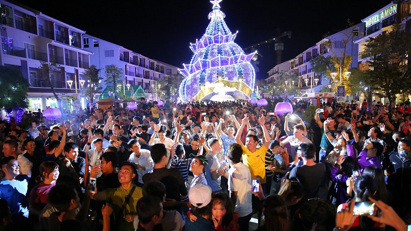 Vibrant vibe of Long Beach’s seaside walking street close to Corona Casino Phu Quoc