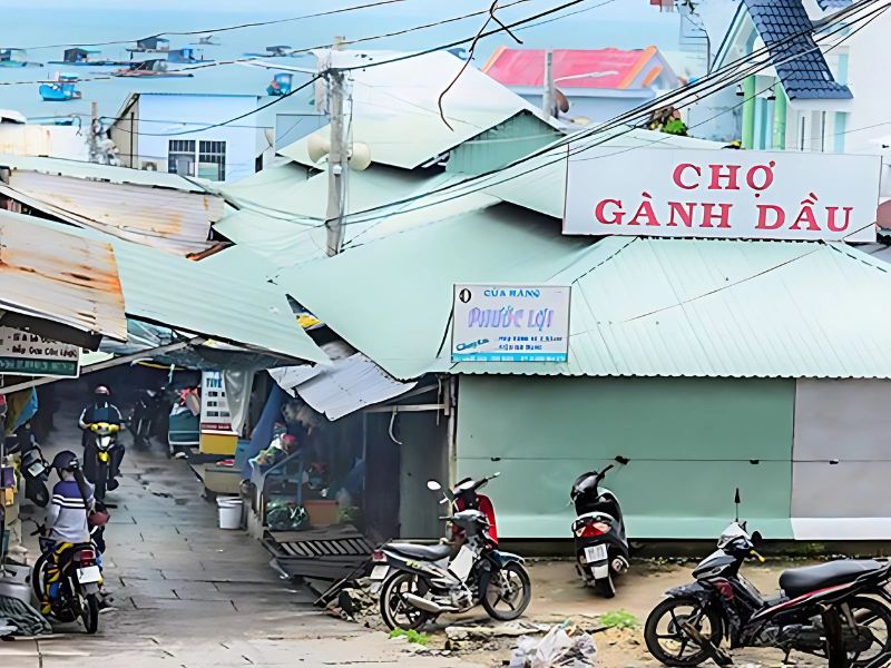 A quiet morning scene at Ganh Dau Market
