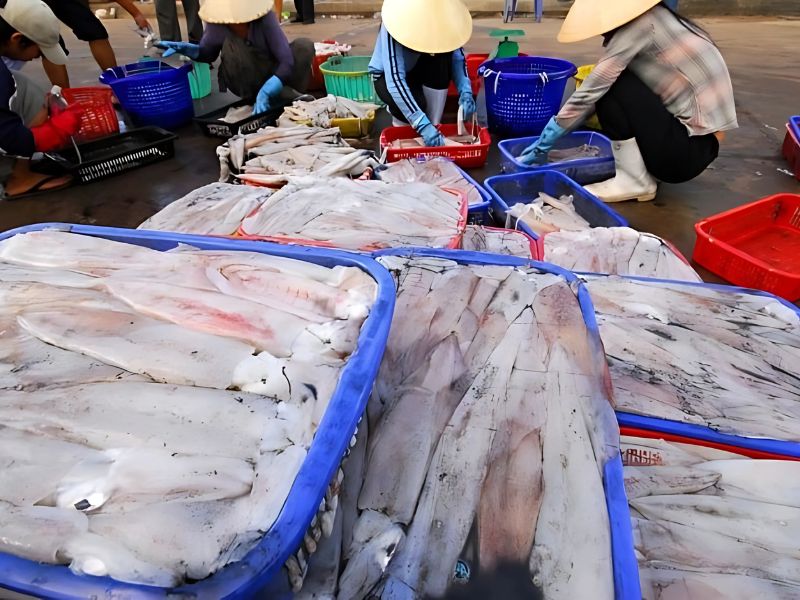 Local vendors at Cau Sau Market sell fruits, snacks, and essentials near Grand World Phu Quoc