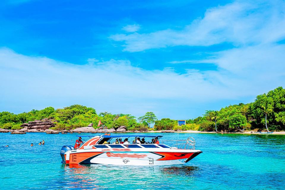 Speedboat departing to Turtle Island from coast near Corona Casino Phu Quoc