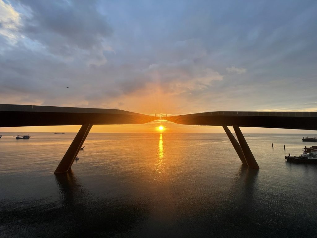 Kiss Bridge and Sunset Town: Completing the Day