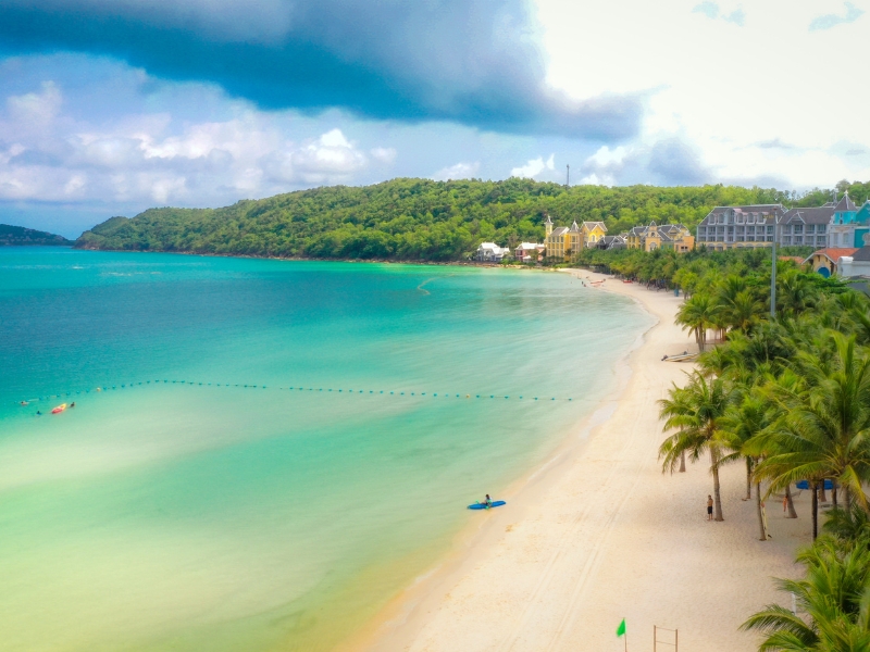 The Phu Quoc weather in April, averaging 27°C to 32°C, is perfect for beach relaxation near Corona Casino Phu Quoc.