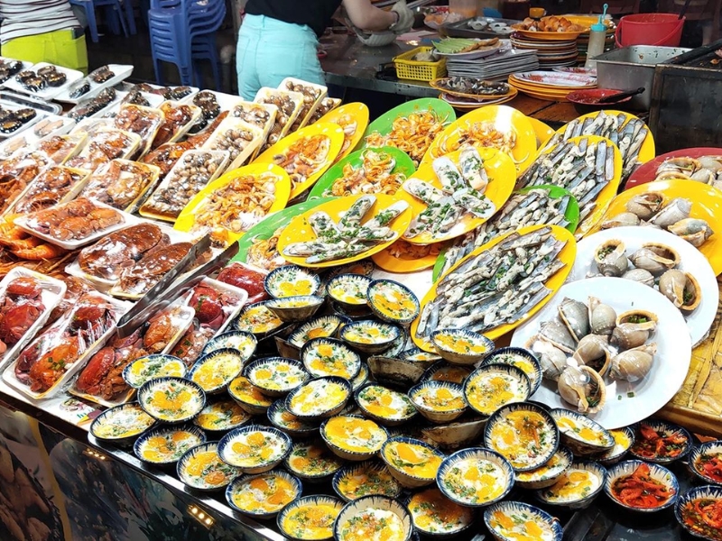 Outdoor dining experiences are elevated by the pleasant Phu Quoc weather in April near Corona Casino Phu Quoc