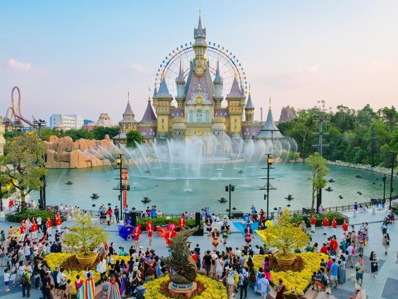 Discover VinWonders Phu Quoc, a world-class theme park ideal for family adventures close to Corona Casino Phu Quoc.