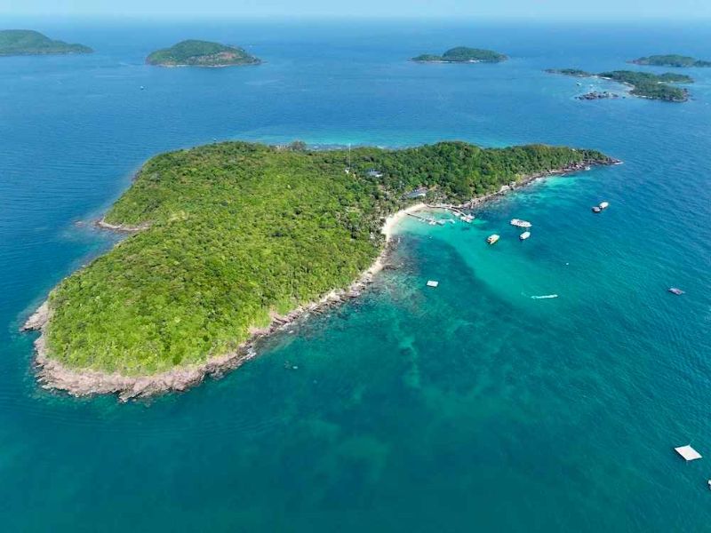 Hòn Mây Rút Trong Phú Quốc với bãi cát dài và nước biển trong xanh địa điểm lý tưởng sau khi tham quan Corona Casino Phú Quốc